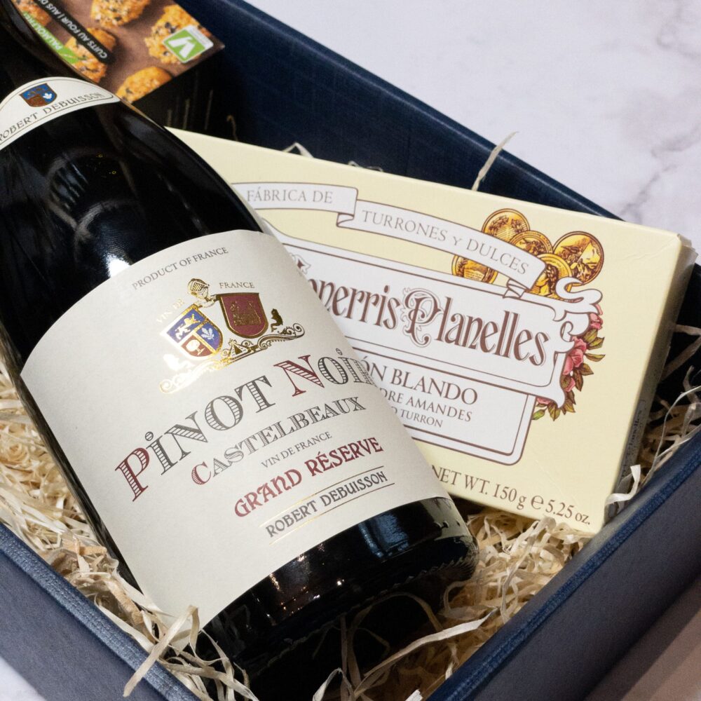 Wino na prezent w zestawie z nugatem i wytrawną przekąską