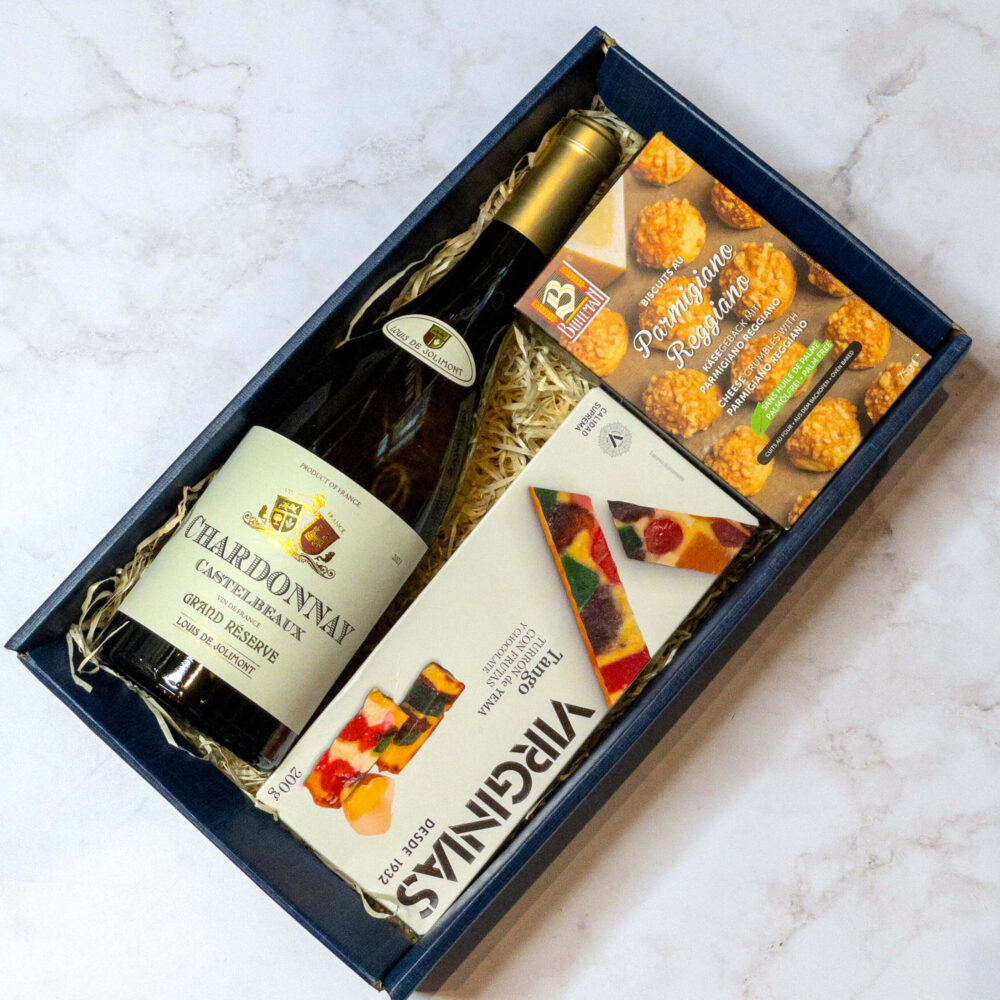 Zestaw delikatesów z winem Chardonnay