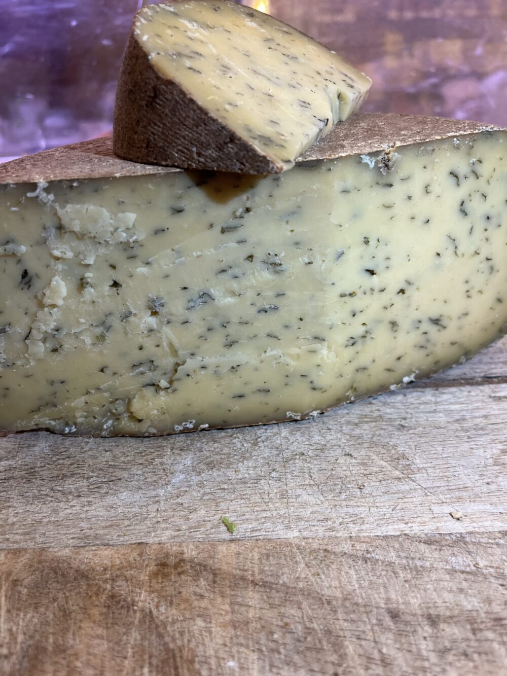Ser francuski Tomme berry z dodatkiem pokrzywy