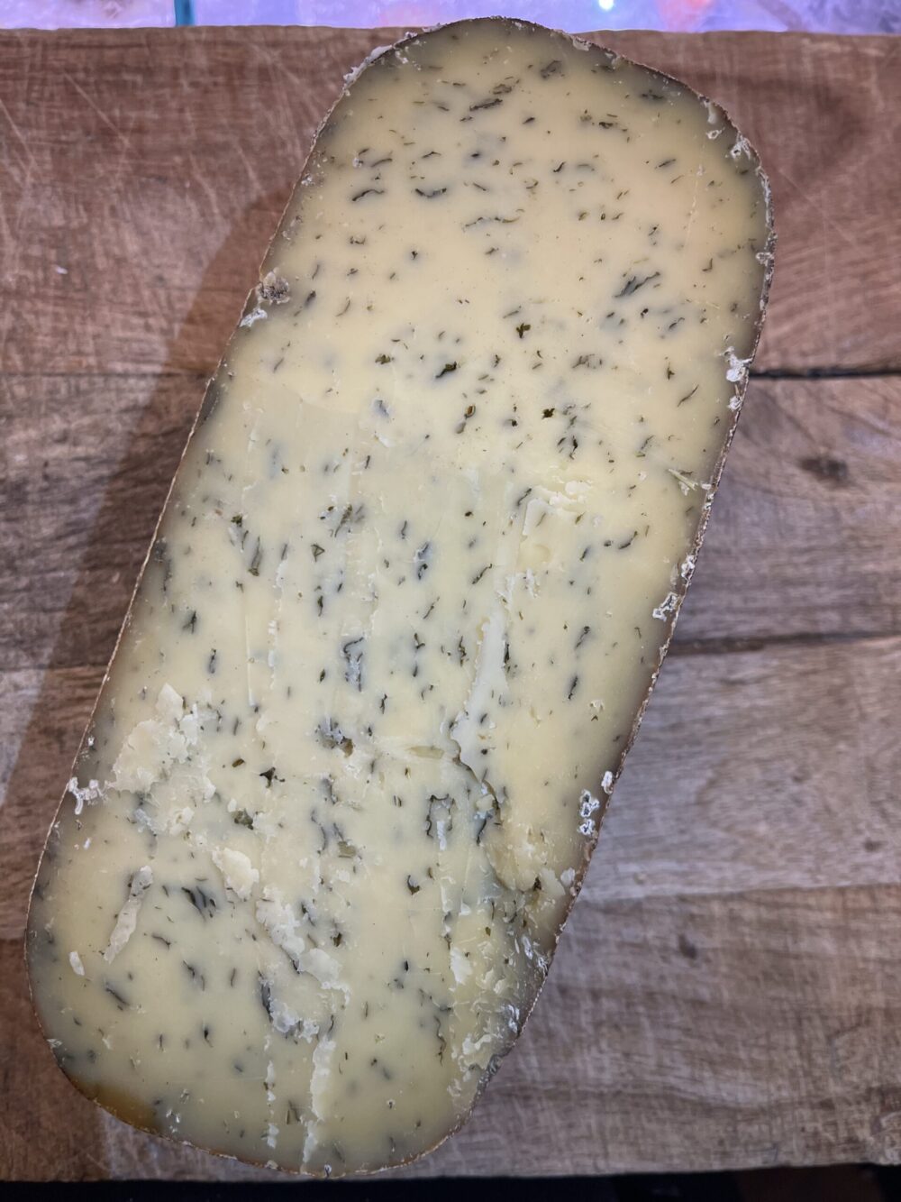 Ser francuski Tomme berry z dodatkiem pokrzywy