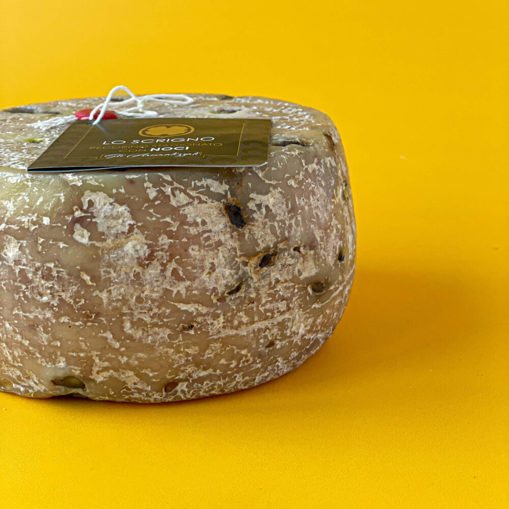 Ser pecorino z orzechami włoskimi (Pecorino Toscano alle noci)
